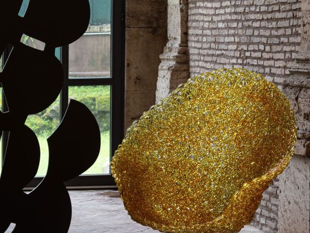 Margherita Le fauteuil de Jacopo Foggini au Palazzo Borromeo photographié à côté de l'œuvre Piana n.2 de Pietro Consagra, 1971.