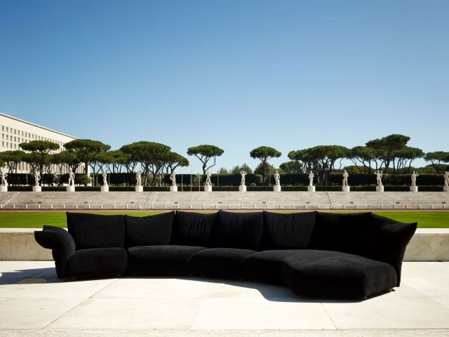 Standard Il divano di Francesco Binfaré nell’allestimento speciale dello Stadio dei Marmi a Roma. Sullo sfondo le 60 statue marmoree che rappresentano le discipline sportive.