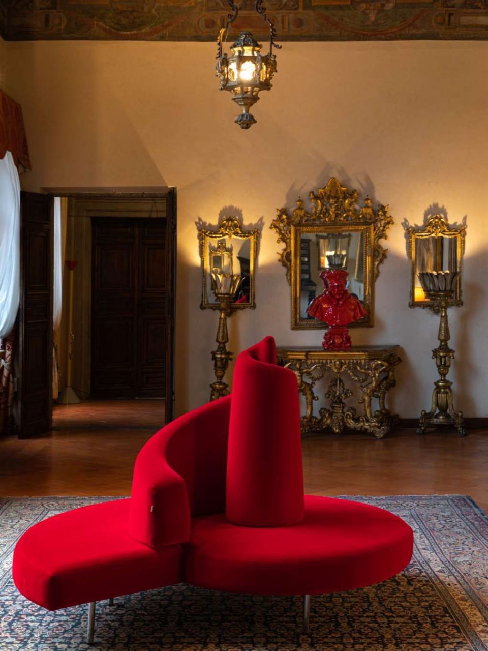   Tatlin  fotografato nella loggia di Palazzo Borromeo che dà su via Flaminia. 