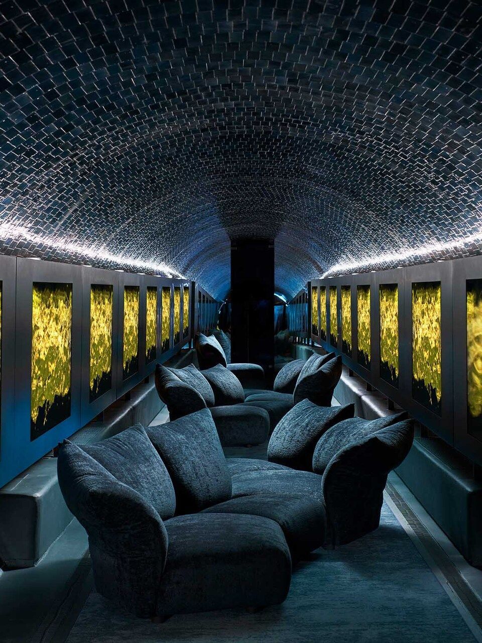   Standard . Harmony of movement between the sofa by Francesco Binfaré thanks to the Smart Cushion that tilts the armrests and backrests and the work of Plessi, which flows through the gallery like a river 