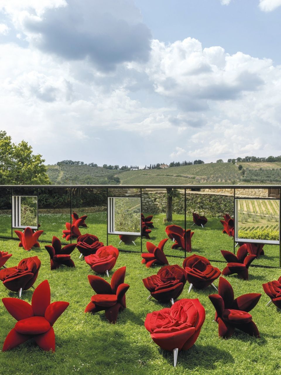   Rose Chair  e  Getsuen  It blooms in the garden of the work "On the vineyards: points of view" by Daniel Buren: a hall of open -air holidays from which to admire the landscape. 