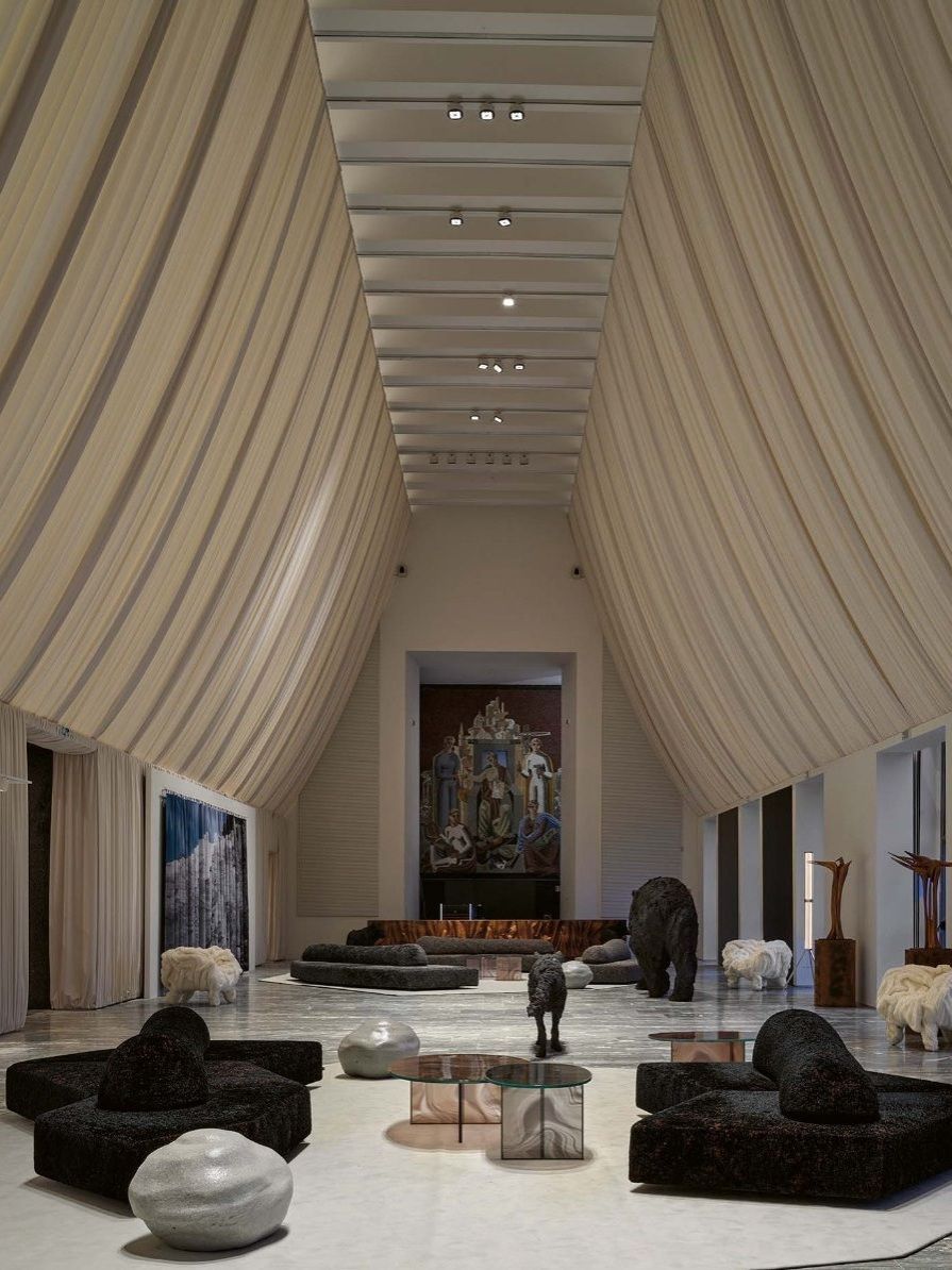  Casa Italia, Triennale de Milan. Le Salone d&rsquo;Onore accueille les invit&eacute;s nationaux et internationaux dans une atmosph&egrave;re inspir&eacute;e du paysage montagneux. 