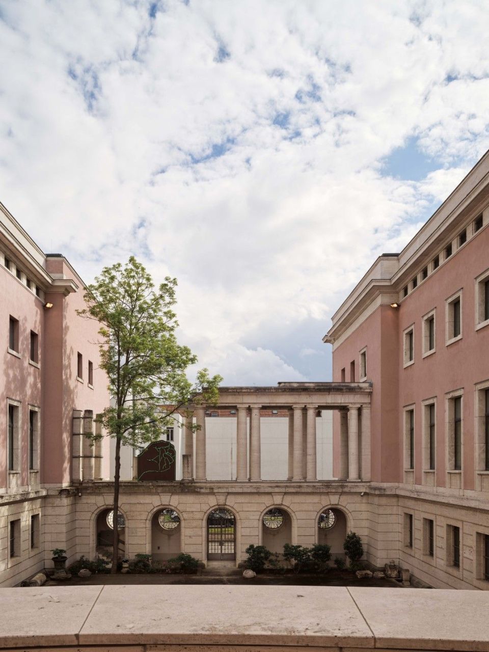  La cour int&eacute;rieure de l&rsquo;&eacute;difice n&eacute;oclassique qui abrite l&rsquo;Ambassade d&rsquo;Italie &agrave; Berlin. 