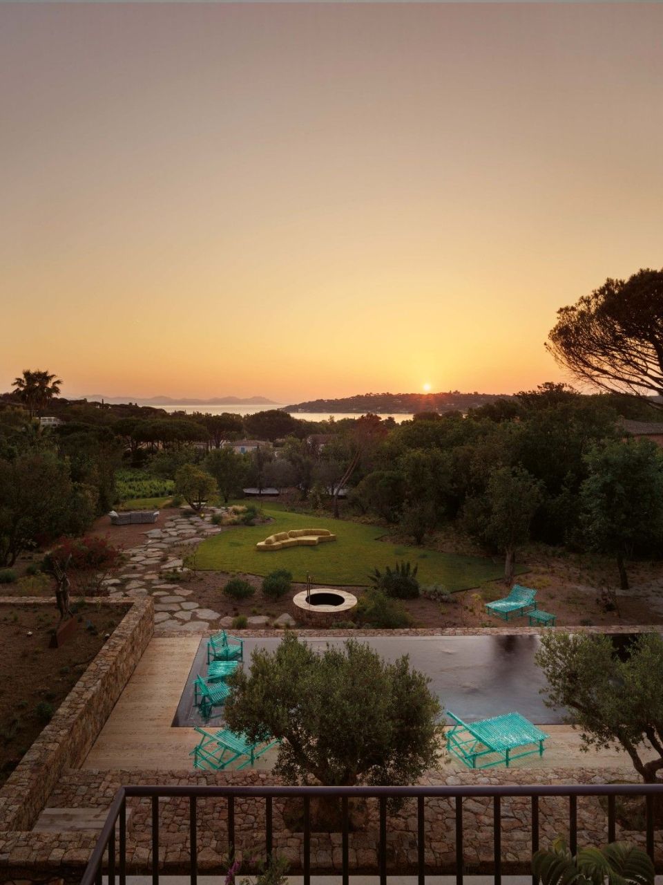  The villa garden at dawn. Edra&rsquo;s outdoor collections admire the sunlight and landscape. 