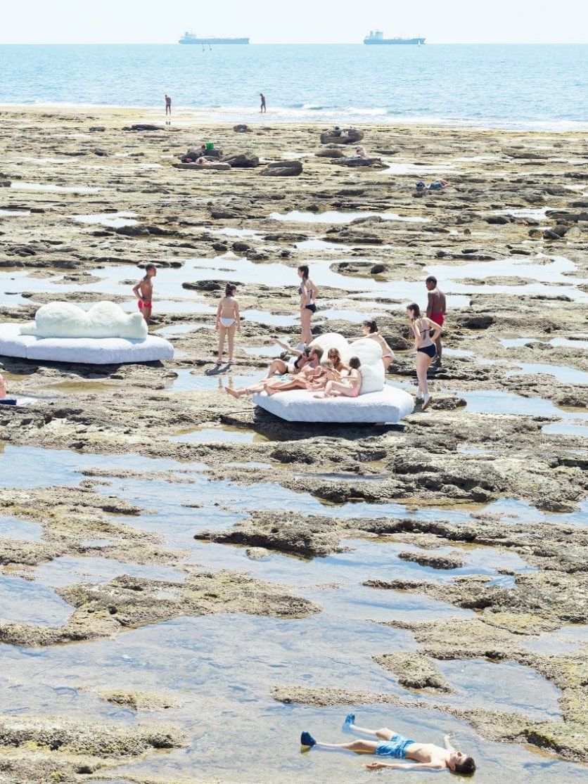  Pack. Le canapé photographié par Massimo Vitali sur les rochers de l’Académie navale de Livourne. 