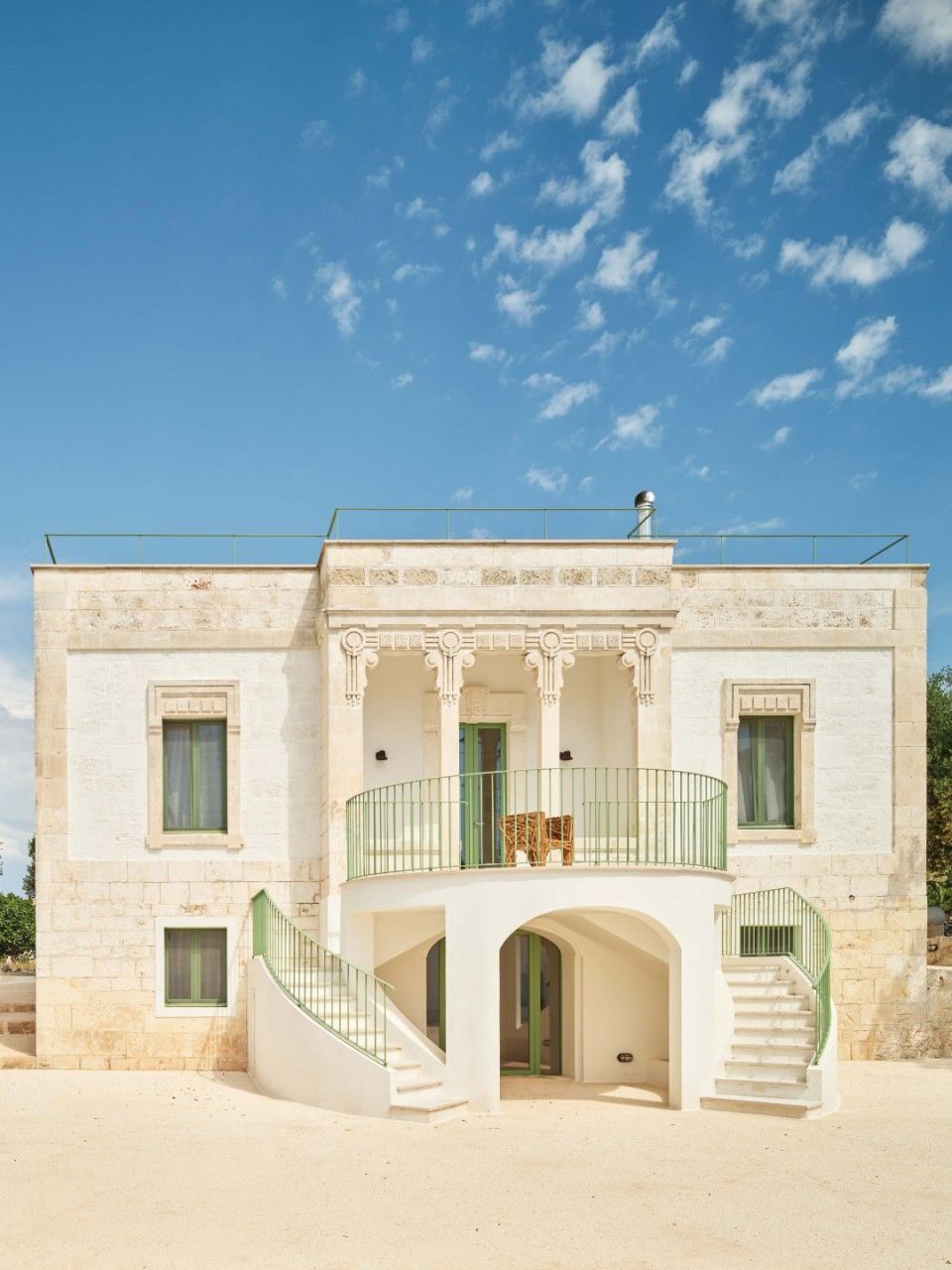  La villa Liberty dans la campagne d&rsquo;Ostuni, immerg&eacute;e dans le maquis m&eacute;diterran&eacute;en. 