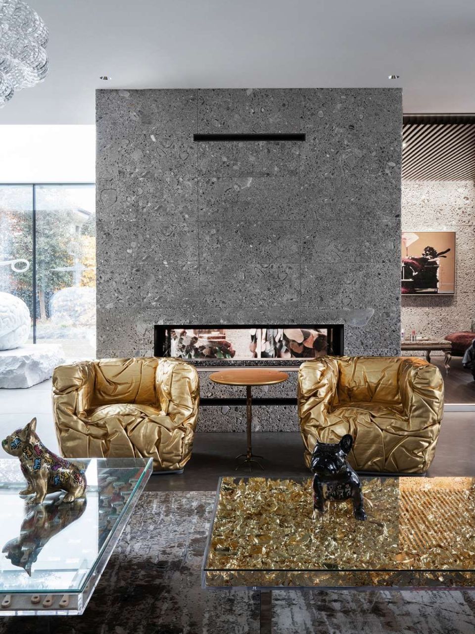   Sponge . Le poltrone arredano la zona living della casa. 
