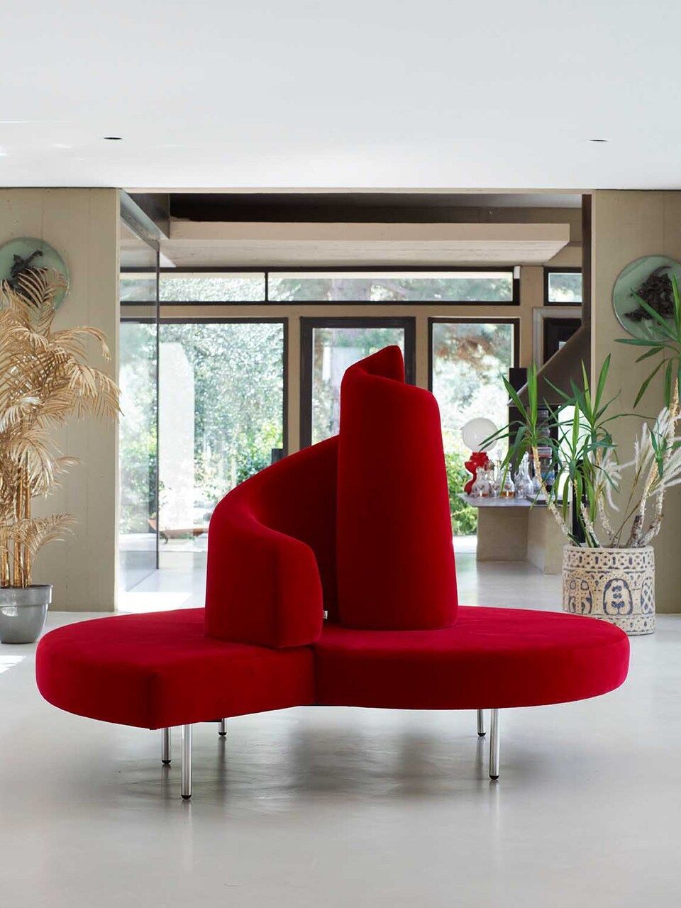  Tatlin . The sofa by Mario Cananzi and Roberto Semprini in the entrance area allows you to contemplate nature from different perspectives. 