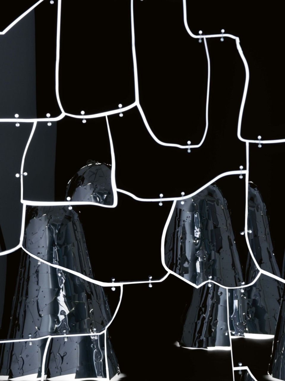  Miraggio. Un d&eacute;tail du miroir refl&eacute;tant les lampes Campana. 