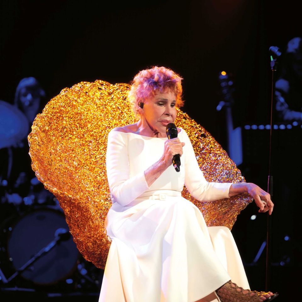  Ornella Vanoni with the Margherita armchair on stage during the Italian tour of “Women and music”, 2022 / 2023. 