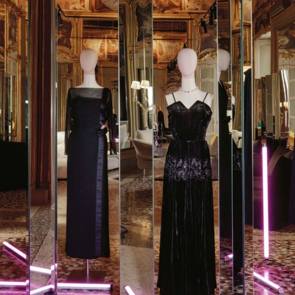  Vêtements noirs. Une sélection de vêtements portés par la diva, signés par Biki Milan. 