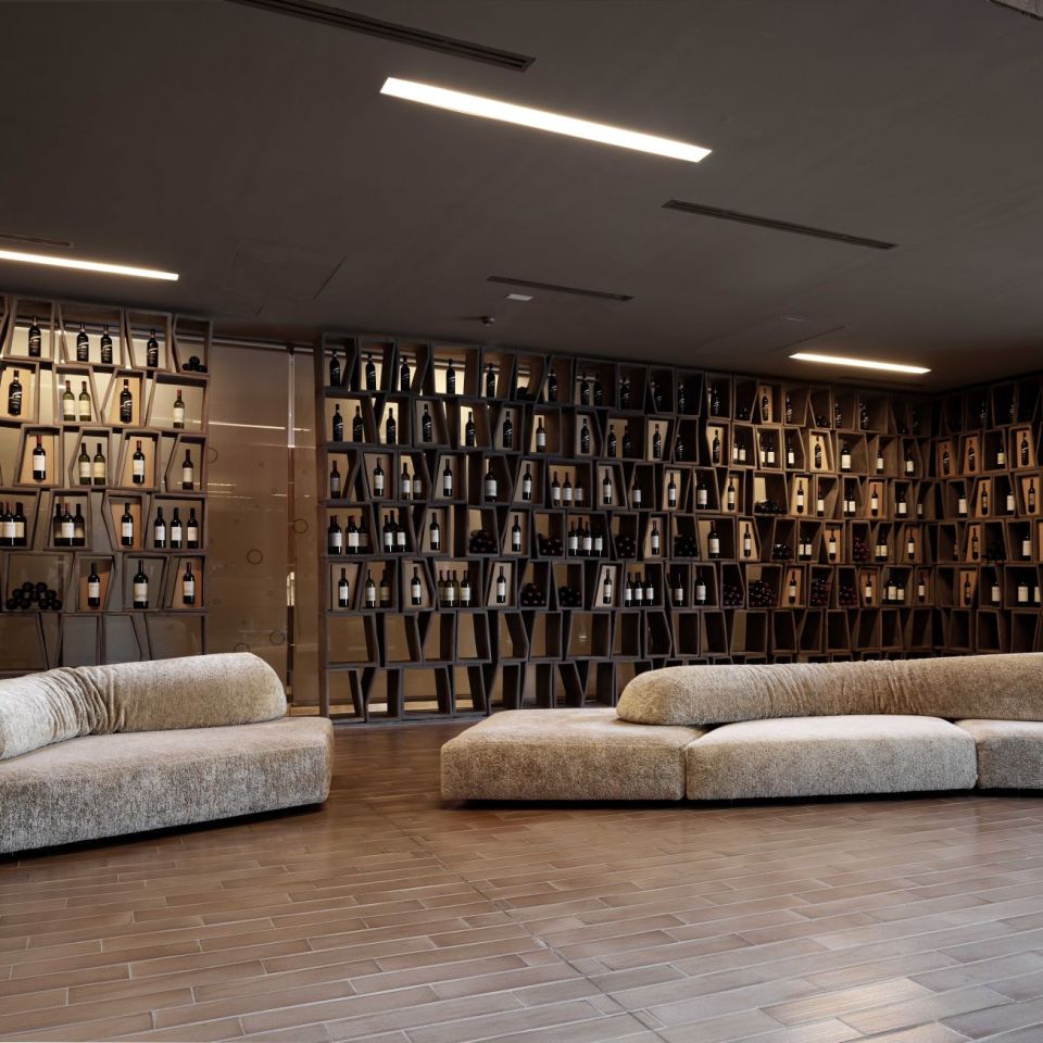   On the Rocks . Nella hall d’ingresso della cantina. Bozzetto di progetto e concept del divano. 