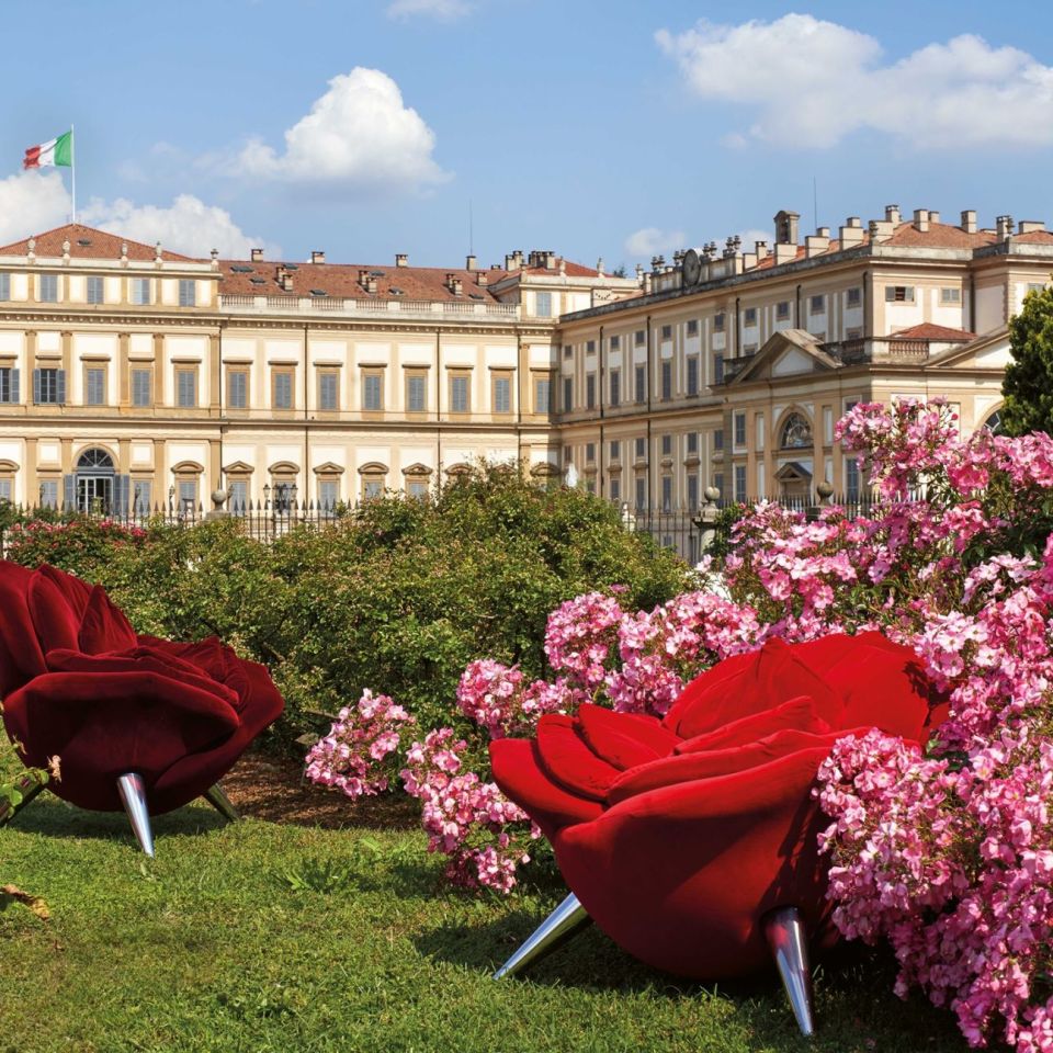   Rose Chair.  Le poltrone fioriscono tra le quattromila varietà di rose nell’Avancorte di fronte all’Orangerie. 