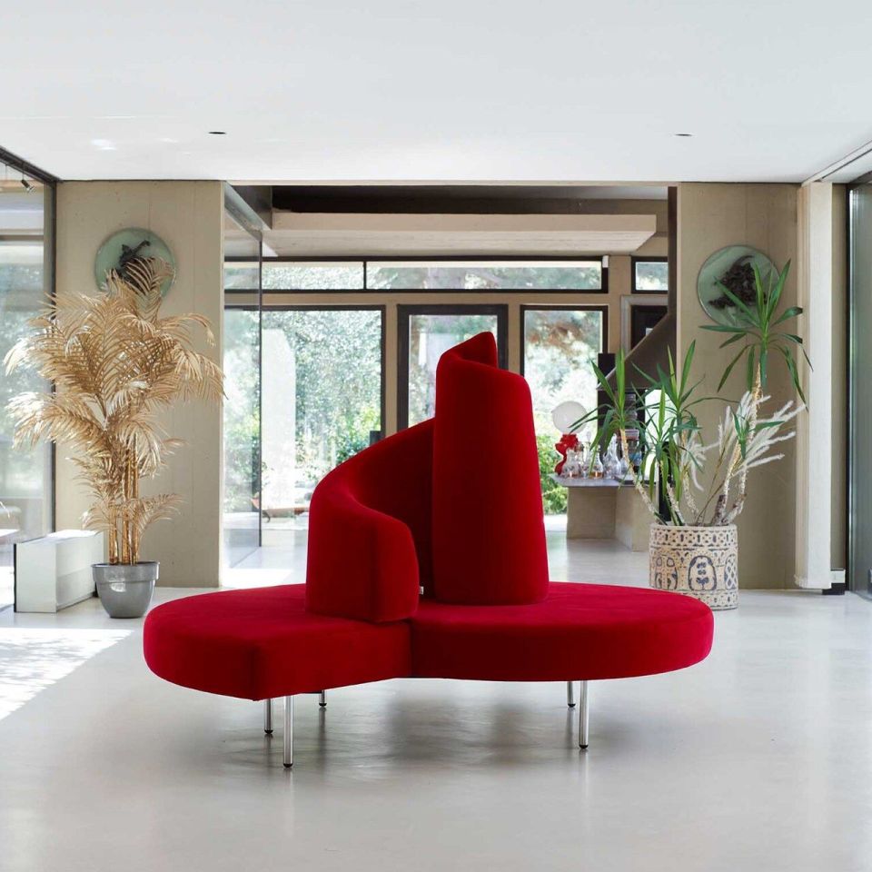    Tatlin . Das Sofa von Mario Cananzi und Roberto Semprini im Eingangsbereich ermöglicht die Betrachtung der Natur aus verschiedenen Perspektiven. 
