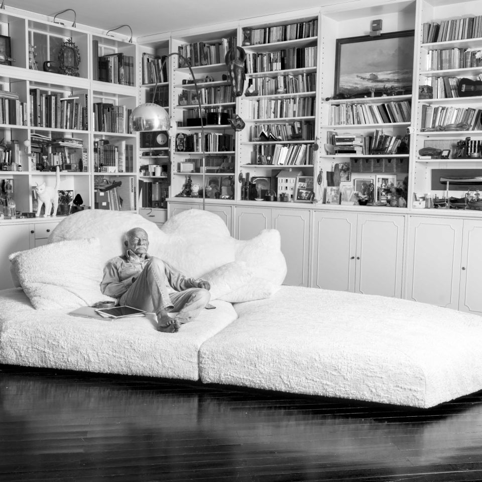  Gino Paoli photographié par son fils Nicolò Paoli sur le Pack, à l'intérieur de l'atelier de sa maison à Gênes. 