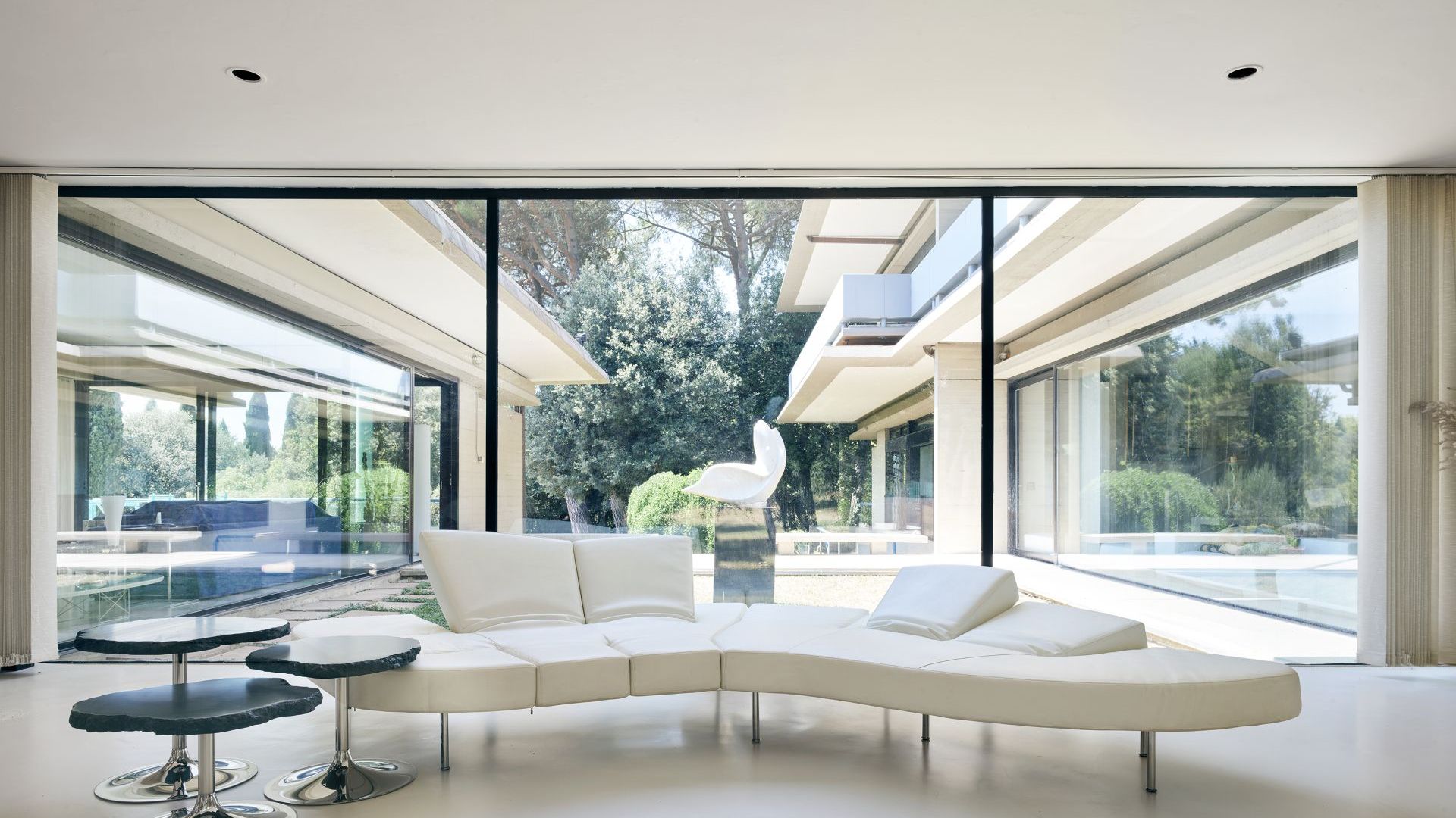 Villa in cemento e vetro immersa nel verde - Arch. Alberto Paoli - image 1