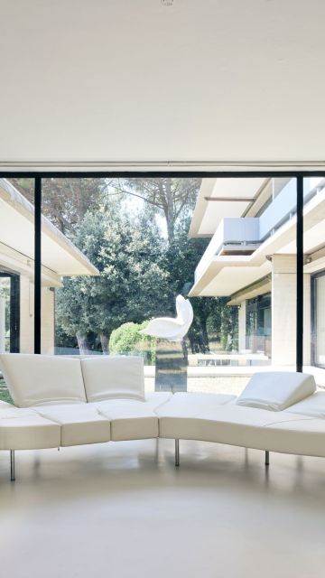 Villa in cemento e vetro immersa nel verde - Arch. Alberto Paoli