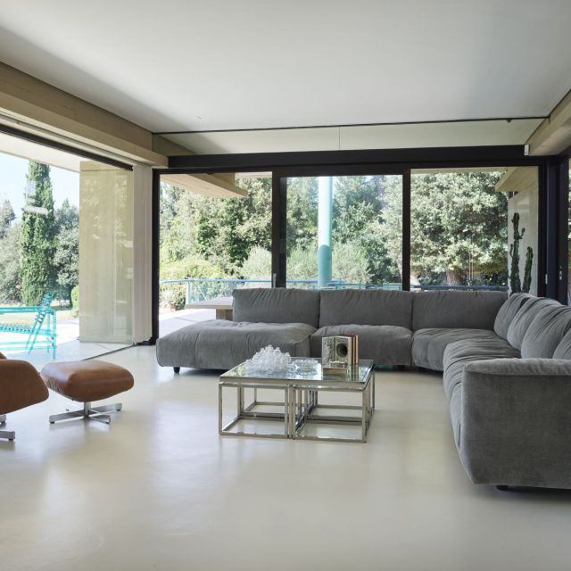 Villa in cemento e vetro immersa nel verde - Arch. Alberto Paoli - image 3