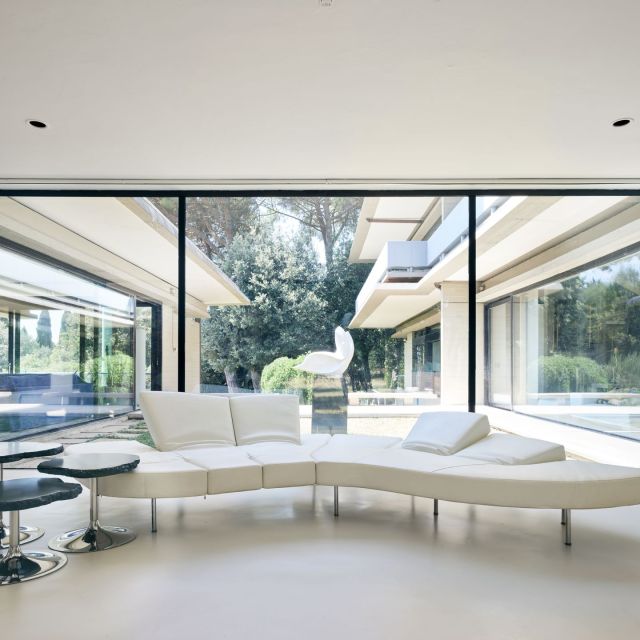Villa in cemento e vetro immersa nel verde - Arch. Alberto Paoli